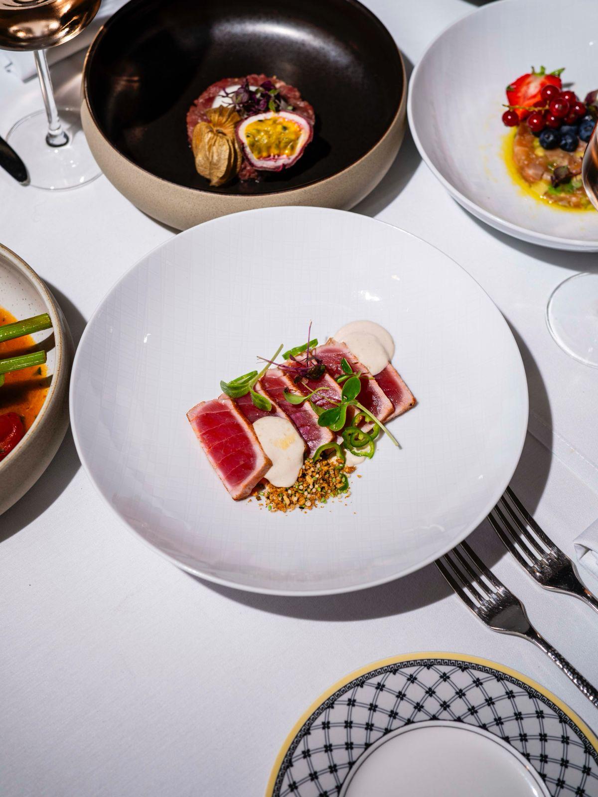 Seared tuna slices with wasabi cream